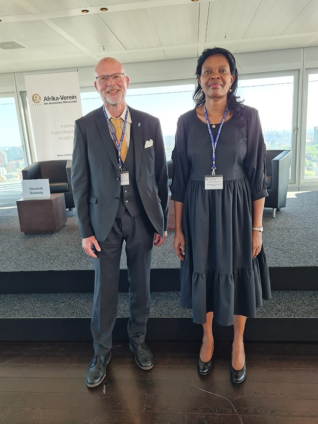 Bernd Nußbickel mit der kenianische Botschafterin H.E. Stella Mokaya Orina